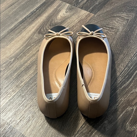 DV by Dolce Vita Women's Beige and Black Flats - Picture 3 of 4